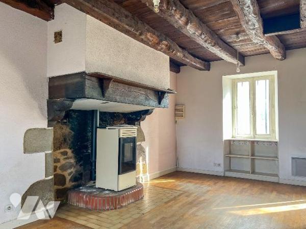 LA MEZIERE - Une longère composée de deux logements :

Le premier, d'une surface d'environ 80...