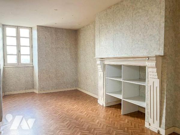 LA MEZIERE - Une longère composée de deux logements :

Le premier, d'une surface d'environ 80...