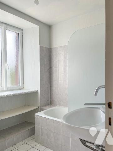 LA MEZIERE - Une longère composée de deux logements :

Le premier, d'une surface d'environ 80...