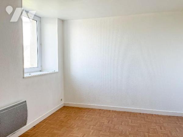 LA MEZIERE - Une longère composée de deux logements :

Le premier, d'une surface d'environ 80...