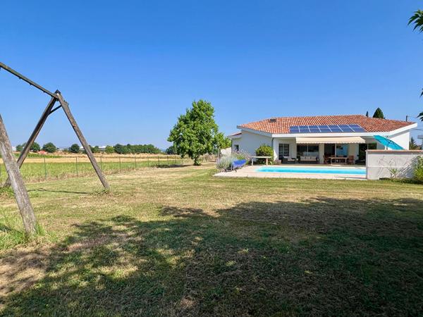 A Villeneuve sur Lot, secteur campagne à 5 minutes des commerces, belle villa d'architecte d'environ 152 m2 sur un terrain plat avec piscine de 3082 m2. Cette maison propose : - un emplacement privilégié (calme de la campagne et proximité commerces et ser , Villeneuve sur lot