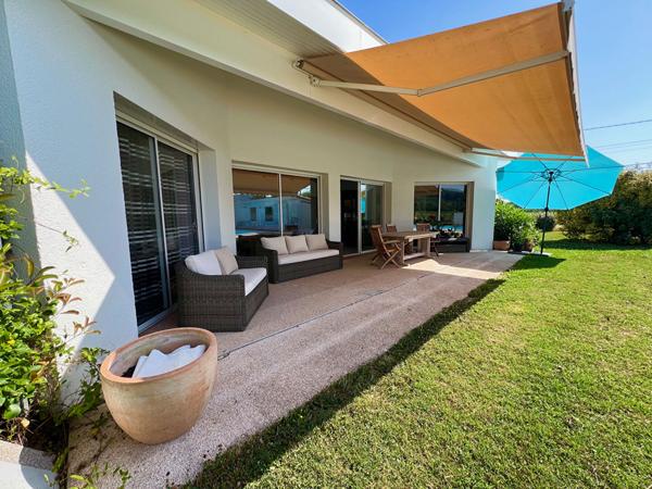 A Villeneuve sur Lot, secteur campagne à 5 minutes des commerces, belle villa d'architecte d'environ 152 m2 sur un terrain plat avec piscine de 3082 m2. Cette maison propose : - un emplacement privilégié (calme de la campagne et proximité commerces et ser , Villeneuve sur lot