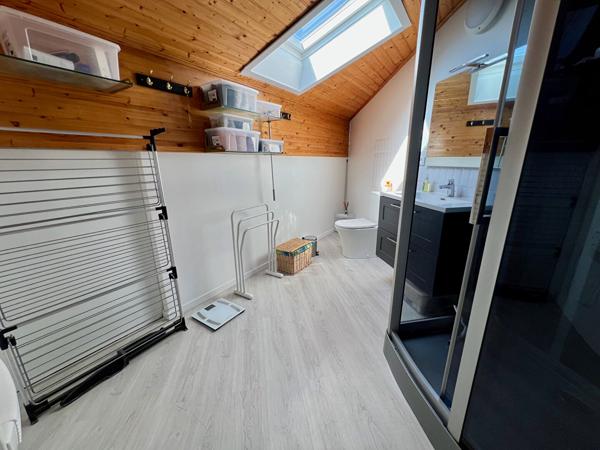 A Villeneuve sur Lot, secteur campagne à 5 minutes des commerces, belle villa d'architecte d'environ 152 m2 sur un terrain plat avec piscine de 3082 m2. Cette maison propose : - un emplacement privilégié (calme de la campagne et proximité commerces et ser , Villeneuve sur lot