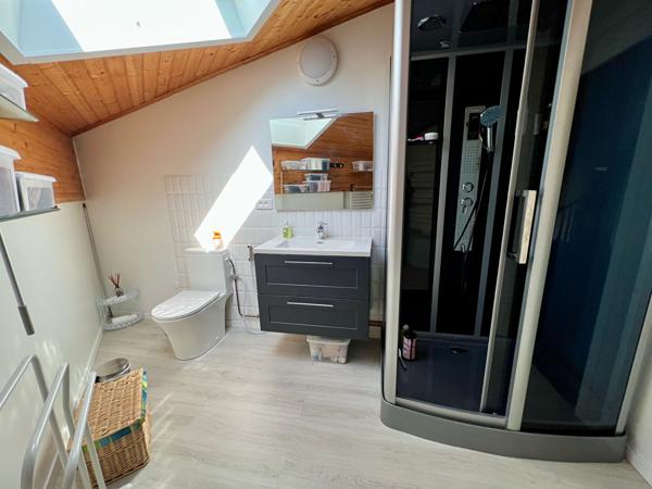 A Villeneuve sur Lot, secteur campagne à 5 minutes des commerces, belle villa d'architecte d'environ 152 m2 sur un terrain plat avec piscine de 3082 m2. Cette maison propose : - un emplacement privilégié (calme de la campagne et proximité commerces et ser , Villeneuve sur lot