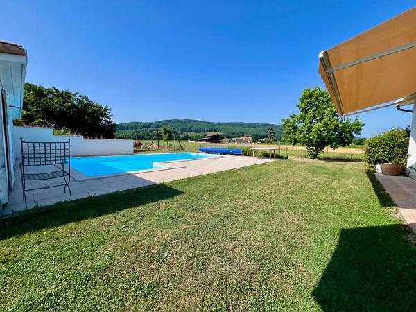 A Villeneuve sur Lot, secteur campagne à 5 minutes des commerces, belle villa d'architecte d'environ 152 m2 sur un terrain plat avec piscine de 3082 m2. Cette maison propose : - un emplacement privilégié (calme de la campagne et proximité commerces et ser , Villeneuve sur lot