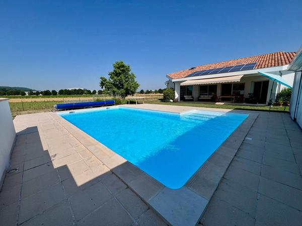 A Villeneuve sur Lot, secteur campagne à 5 minutes des commerces, belle villa d'architecte d'environ 152 m2 sur un terrain plat avec piscine de 3082 m2. Cette maison propose : - un emplacement privilégié (calme de la campagne et proximité commerces et ser , Villeneuve sur lot