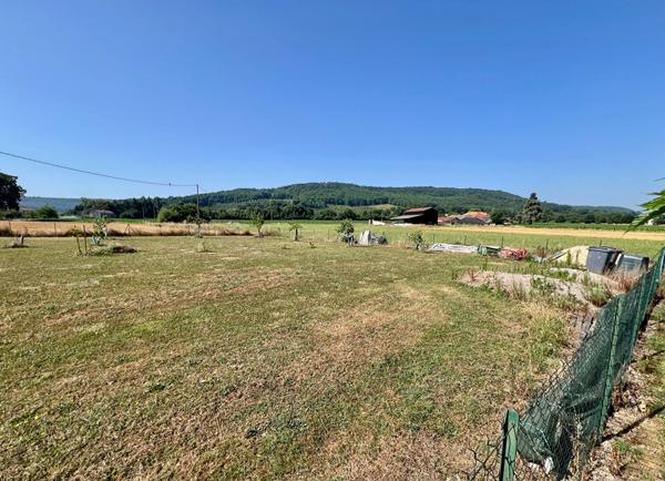 A Villeneuve sur Lot, secteur campagne à 5 minutes des commerces, belle villa d'architecte d'environ 152 m2 sur un terrain plat avec piscine de 3082 m2. Cette maison propose : - un emplacement privilégié (calme de la campagne et proximité commerces et ser , Villeneuve sur lot