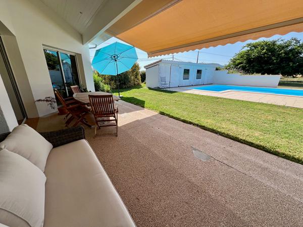 A Villeneuve sur Lot, secteur campagne à 5 minutes des commerces, belle villa d'architecte d'environ 152 m2 sur un terrain plat avec piscine de 3082 m2. Cette maison propose : - un emplacement privilégié (calme de la campagne et proximité commerces et ser , Villeneuve sur lot
