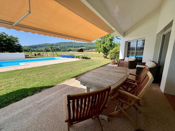 A Villeneuve sur Lot, secteur campagne à 5 minutes des commerces, belle villa d'architecte d'environ 152 m2 sur un terrain plat avec piscine de 3082 m2. Cette maison propose : - un emplacement privilégié (calme de la campagne et proximité commerces et ser , Villeneuve sur lot