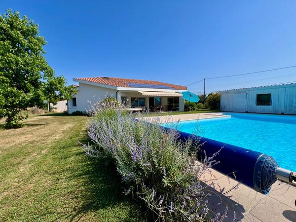 A Villeneuve sur Lot, secteur campagne à 5 minutes des commerces, belle villa d'architecte d'environ 152 m2 sur un terrain plat avec piscine de 3082 m2. Cette maison propose : - un emplacement privilégié (calme de la campagne et proximité commerces et ser , Villeneuve sur lot