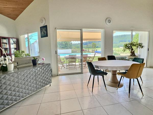A Villeneuve sur Lot, secteur campagne à 5 minutes des commerces, belle villa d'architecte d'environ 152 m2 sur un terrain plat avec piscine de 3082 m2. Cette maison propose : - un emplacement privilégié (calme de la campagne et proximité commerces et ser , Villeneuve sur lot