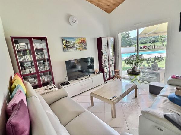 A Villeneuve sur Lot, secteur campagne à 5 minutes des commerces, belle villa d'architecte d'environ 152 m2 sur un terrain plat avec piscine de 3082 m2. Cette maison propose : - un emplacement privilégié (calme de la campagne et proximité commerces et ser , Villeneuve sur lot