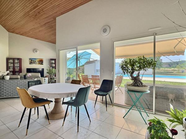 A Villeneuve sur Lot, secteur campagne à 5 minutes des commerces, belle villa d'architecte d'environ 152 m2 sur un terrain plat avec piscine de 3082 m2. Cette maison propose : - un emplacement privilégié (calme de la campagne et proximité commerces et ser , Villeneuve sur lot
