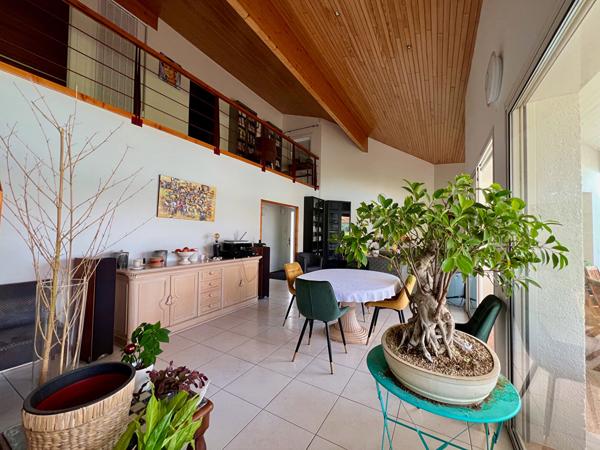 A Villeneuve sur Lot, secteur campagne à 5 minutes des commerces, belle villa d'architecte d'environ 152 m2 sur un terrain plat avec piscine de 3082 m2. Cette maison propose : - un emplacement privilégié (calme de la campagne et proximité commerces et ser , Villeneuve sur lot