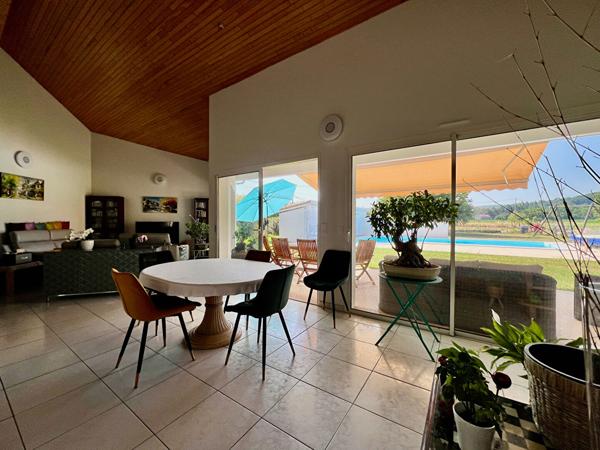 A Villeneuve sur Lot, secteur campagne à 5 minutes des commerces, belle villa d'architecte d'environ 152 m2 sur un terrain plat avec piscine de 3082 m2. Cette maison propose : - un emplacement privilégié (calme de la campagne et proximité commerces et ser , Villeneuve sur lot
