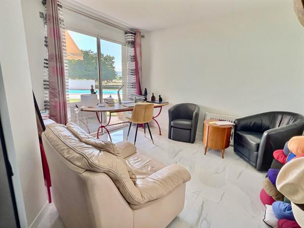 A Villeneuve sur Lot, secteur campagne à 5 minutes des commerces, belle villa d'architecte d'environ 152 m2 sur un terrain plat avec piscine de 3082 m2. Cette maison propose : - un emplacement privilégié (calme de la campagne et proximité commerces et ser , Villeneuve sur lot