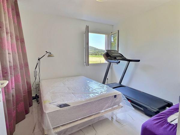 A Villeneuve sur Lot, secteur campagne à 5 minutes des commerces, belle villa d'architecte d'environ 152 m2 sur un terrain plat avec piscine de 3082 m2. Cette maison propose : - un emplacement privilégié (calme de la campagne et proximité commerces et ser , Villeneuve sur lot