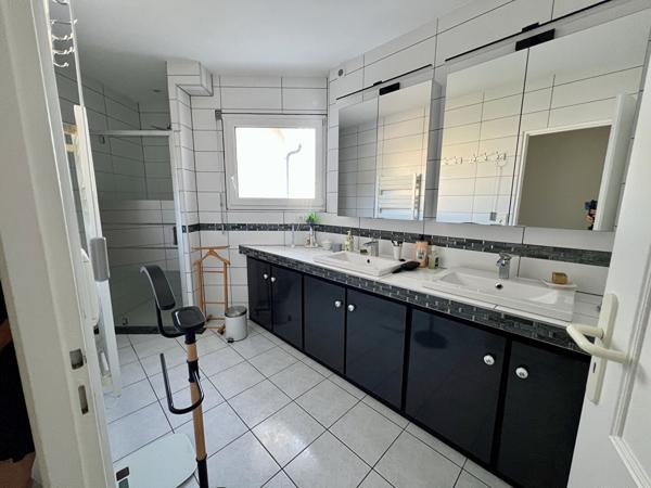 A Villeneuve sur Lot, secteur campagne à 5 minutes des commerces, belle villa d'architecte d'environ 152 m2 sur un terrain plat avec piscine de 3082 m2. Cette maison propose : - un emplacement privilégié (calme de la campagne et proximité commerces et ser , Villeneuve sur lot