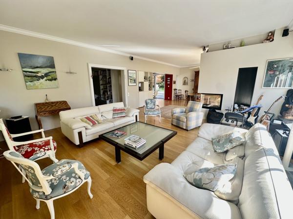 MAISON D'EXCEPTION-6P- 26 ARES-REBBERG-CALME PISCINE-10 mn GARE A PIED