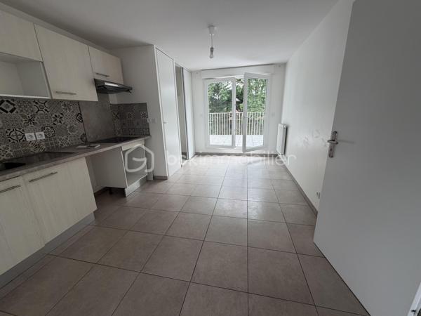 Appartement T3 – 62 m² – Dernier étage avec doubles terrasses à Pessac

Situé à Pessac, entre Alouette et Cap de Bos, à seulement quelques minutes de la forêt du Bourgailh, découvrez ce superbe appartement T3 traversant de 62 m², niché au 2ᵉ et dernier étage d’une résidence récente et sécurisée de 2019.

La résidence, fermée par portail électrique, offre un cadre de vie particulièrement agréable avec de beaux espaces verts, un terrain de pétanque, un ascenseur ainsi qu’un parking en sous-sol.

L’appartement séduit dès l’entrée par sa luminosité et ses volumes parfaitement optimisés. La pièce de vie de plus de 32 m², chaleureuse et conviviale, accueille une cuisine ouverte entièrement équipée et aménagée (plaque vitrocéramique, hotte, rangements hauts et bas, arrivées pour machine).

Traversant Est/Ouest, le bien bénéficie de deux belles terrasses de 10 m² chacune, sans vis-à-vis, permettant de profiter du soleil à tout moment de la journée.

L’espace nuit comprend :

* deux chambres confortables,
* une salle de bains,
* un WC indépendant.

Une place de parking privative en sous-sol ainsi qu’un local vélos complètent ce bien.

Les atouts :

* Résidence récente conforme RT 2012
* Dernier étage
* Appartement traversant et très lumineux
* Deux terrasses sans vis-à-vis
* Volets roulants électriques
* Double vitrage
* Aucun travaux à prévoir
* Petite copropriété de seulement 26 logements
* Proximité immédiate des commerces, écoles et accès rocade (Avenue du Général Leclerc)

Informations copropriété :

* Pas de procédure en cours
* Charges annuelles : 1 356 € (soit 113 €/mois)
* Dont 745 € récupérables
* Taxe foncière : 1 332 €

Performance énergétique :

* Consommation énergie primaire : 64 kWh/m²/an

Un bien rare sur le secteur, idéal pour une résidence principale comme pour un investissement locatif de qualité.

Disponible immédiatement – À visiter sans tarder.