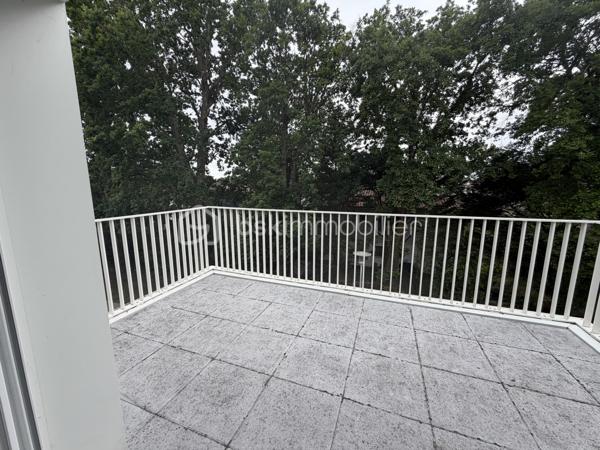 Appartement T3 – 62 m² – Dernier étage avec doubles terrasses à Pessac

Situé à Pessac, entre Alouette et Cap de Bos, à seulement quelques minutes de la forêt du Bourgailh, découvrez ce superbe appartement T3 traversant de 62 m², niché au 2ᵉ et dernier étage d’une résidence récente et sécurisée de 2019.

La résidence, fermée par portail électrique, offre un cadre de vie particulièrement agréable avec de beaux espaces verts, un terrain de pétanque, un ascenseur ainsi qu’un parking en sous-sol.

L’appartement séduit dès l’entrée par sa luminosité et ses volumes parfaitement optimisés. La pièce de vie de plus de 32 m², chaleureuse et conviviale, accueille une cuisine ouverte entièrement équipée et aménagée (plaque vitrocéramique, hotte, rangements hauts et bas, arrivées pour machine).

Traversant Est/Ouest, le bien bénéficie de deux belles terrasses de 10 m² chacune, sans vis-à-vis, permettant de profiter du soleil à tout moment de la journée.

L’espace nuit comprend :

* deux chambres confortables,
* une salle de bains,
* un WC indépendant.

Une place de parking privative en sous-sol ainsi qu’un local vélos complètent ce bien.

Les atouts :

* Résidence récente conforme RT 2012
* Dernier étage
* Appartement traversant et très lumineux
* Deux terrasses sans vis-à-vis
* Volets roulants électriques
* Double vitrage
* Aucun travaux à prévoir
* Petite copropriété de seulement 26 logements
* Proximité immédiate des commerces, écoles et accès rocade (Avenue du Général Leclerc)

Informations copropriété :

* Pas de procédure en cours
* Charges annuelles : 1 356 € (soit 113 €/mois)
* Dont 745 € récupérables
* Taxe foncière : 1 332 €

Performance énergétique :

* Consommation énergie primaire : 64 kWh/m²/an

Un bien rare sur le secteur, idéal pour une résidence principale comme pour un investissement locatif de qualité.

Disponible immédiatement – À visiter sans tarder.