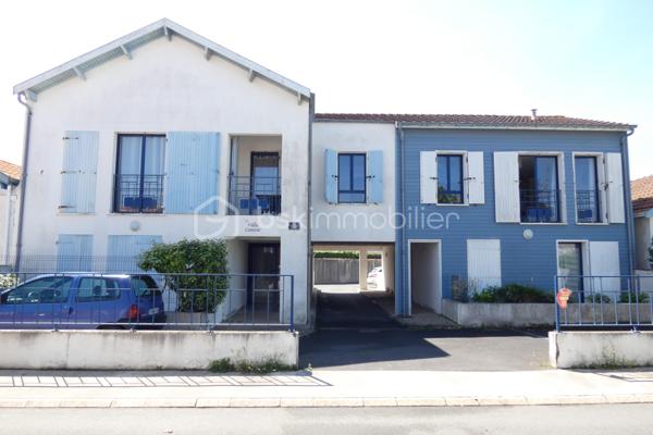 BELLE OPORTUNITE, A 100M DE LA PLAGE DE CHATELAILLON-PLAGE, APPARTEMENT T3, 2 CHAMBRES, 2 STATIONNEMENTS, AU CALME, LUMINEUX.

Idéalement situé sur la commune de CHATELAILLON-PLAGE, proche de la rue du marché dans une petite rue au calme à 100m de la plage, des écoles, de l’arrêt de bus (ligne YELO 20) et des pistes cyclables.

Appartement T3 au premier et dernier étage d’une petite copropriété de 16 lots (7 lots d’habitation et 9 lots de stationnement).
Il se compose d’une entrée avec placard, 2 chambres, 1 salle de bain, 1 WC, 1 pièce de vie avec cuisine équipée.

L’appartement sera vendu meublé avec deux places de stationnement privatives.

La copropriété est très bien entretenue, faibles charges