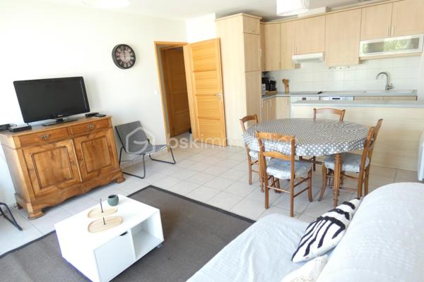 BELLE OPORTUNITE, A 100M DE LA PLAGE DE CHATELAILLON-PLAGE, APPARTEMENT T3, 2 CHAMBRES, 2 STATIONNEMENTS, AU CALME, LUMINEUX.

Idéalement situé sur la commune de CHATELAILLON-PLAGE, proche de la rue du marché dans une petite rue au calme à 100m de la plage, des écoles, de l’arrêt de bus (ligne YELO 20) et des pistes cyclables.

Appartement T3 au premier et dernier étage d’une petite copropriété de 16 lots (7 lots d’habitation et 9 lots de stationnement).
Il se compose d’une entrée avec placard, 2 chambres, 1 salle de bain, 1 WC, 1 pièce de vie avec cuisine équipée.

L’appartement sera vendu meublé avec deux places de stationnement privatives.

La copropriété est très bien entretenue, faibles charges