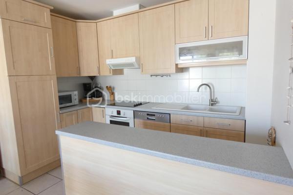 BELLE OPORTUNITE, A 100M DE LA PLAGE DE CHATELAILLON-PLAGE, APPARTEMENT T3, 2 CHAMBRES, 2 STATIONNEMENTS, AU CALME, LUMINEUX.

Idéalement situé sur la commune de CHATELAILLON-PLAGE, proche de la rue du marché dans une petite rue au calme à 100m de la plage, des écoles, de l’arrêt de bus (ligne YELO 20) et des pistes cyclables.

Appartement T3 au premier et dernier étage d’une petite copropriété de 16 lots (7 lots d’habitation et 9 lots de stationnement).
Il se compose d’une entrée avec placard, 2 chambres, 1 salle de bain, 1 WC, 1 pièce de vie avec cuisine équipée.

L’appartement sera vendu meublé avec deux places de stationnement privatives.

La copropriété est très bien entretenue, faibles charges