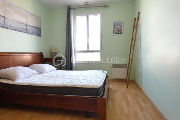 BELLE OPORTUNITE, A 100M DE LA PLAGE DE CHATELAILLON-PLAGE, APPARTEMENT T3, 2 CHAMBRES, 2 STATIONNEMENTS, AU CALME, LUMINEUX.

Idéalement situé sur la commune de CHATELAILLON-PLAGE, proche de la rue du marché dans une petite rue au calme à 100m de la plage, des écoles, de l’arrêt de bus (ligne YELO 20) et des pistes cyclables.

Appartement T3 au premier et dernier étage d’une petite copropriété de 16 lots (7 lots d’habitation et 9 lots de stationnement).
Il se compose d’une entrée avec placard, 2 chambres, 1 salle de bain, 1 WC, 1 pièce de vie avec cuisine équipée.

L’appartement sera vendu meublé avec deux places de stationnement privatives.

La copropriété est très bien entretenue, faibles charges