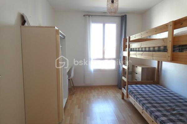 BELLE OPORTUNITE, A 100M DE LA PLAGE DE CHATELAILLON-PLAGE, APPARTEMENT T3, 2 CHAMBRES, 2 STATIONNEMENTS, AU CALME, LUMINEUX.

Idéalement situé sur la commune de CHATELAILLON-PLAGE, proche de la rue du marché dans une petite rue au calme à 100m de la plage, des écoles, de l’arrêt de bus (ligne YELO 20) et des pistes cyclables.

Appartement T3 au premier et dernier étage d’une petite copropriété de 16 lots (7 lots d’habitation et 9 lots de stationnement).
Il se compose d’une entrée avec placard, 2 chambres, 1 salle de bain, 1 WC, 1 pièce de vie avec cuisine équipée.

L’appartement sera vendu meublé avec deux places de stationnement privatives.

La copropriété est très bien entretenue, faibles charges