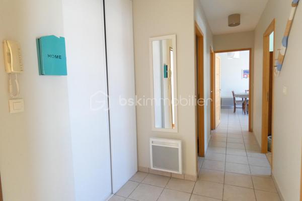 BELLE OPORTUNITE, A 100M DE LA PLAGE DE CHATELAILLON-PLAGE, APPARTEMENT T3, 2 CHAMBRES, 2 STATIONNEMENTS, AU CALME, LUMINEUX.

Idéalement situé sur la commune de CHATELAILLON-PLAGE, proche de la rue du marché dans une petite rue au calme à 100m de la plage, des écoles, de l’arrêt de bus (ligne YELO 20) et des pistes cyclables.

Appartement T3 au premier et dernier étage d’une petite copropriété de 16 lots (7 lots d’habitation et 9 lots de stationnement).
Il se compose d’une entrée avec placard, 2 chambres, 1 salle de bain, 1 WC, 1 pièce de vie avec cuisine équipée.

L’appartement sera vendu meublé avec deux places de stationnement privatives.

La copropriété est très bien entretenue, faibles charges