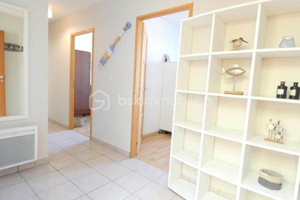 BELLE OPORTUNITE, A 100M DE LA PLAGE DE CHATELAILLON-PLAGE, APPARTEMENT T3, 2 CHAMBRES, 2 STATIONNEMENTS, AU CALME, LUMINEUX.

Idéalement situé sur la commune de CHATELAILLON-PLAGE, proche de la rue du marché dans une petite rue au calme à 100m de la plage, des écoles, de l’arrêt de bus (ligne YELO 20) et des pistes cyclables.

Appartement T3 au premier et dernier étage d’une petite copropriété de 16 lots (7 lots d’habitation et 9 lots de stationnement).
Il se compose d’une entrée avec placard, 2 chambres, 1 salle de bain, 1 WC, 1 pièce de vie avec cuisine équipée.

L’appartement sera vendu meublé avec deux places de stationnement privatives.

La copropriété est très bien entretenue, faibles charges
