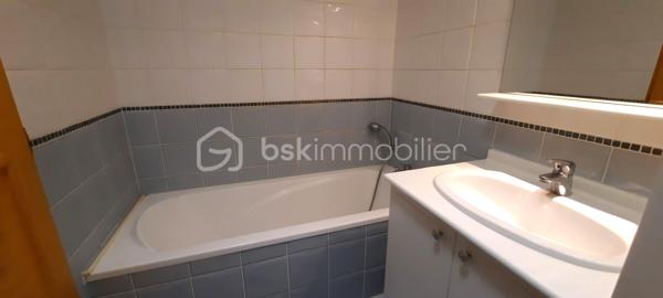 BELLE OPORTUNITE, A 100M DE LA PLAGE DE CHATELAILLON-PLAGE, APPARTEMENT T3, 2 CHAMBRES, 2 STATIONNEMENTS, AU CALME, LUMINEUX.

Idéalement situé sur la commune de CHATELAILLON-PLAGE, proche de la rue du marché dans une petite rue au calme à 100m de la plage, des écoles, de l’arrêt de bus (ligne YELO 20) et des pistes cyclables.

Appartement T3 au premier et dernier étage d’une petite copropriété de 16 lots (7 lots d’habitation et 9 lots de stationnement).
Il se compose d’une entrée avec placard, 2 chambres, 1 salle de bain, 1 WC, 1 pièce de vie avec cuisine équipée.

L’appartement sera vendu meublé avec deux places de stationnement privatives.

La copropriété est très bien entretenue, faibles charges