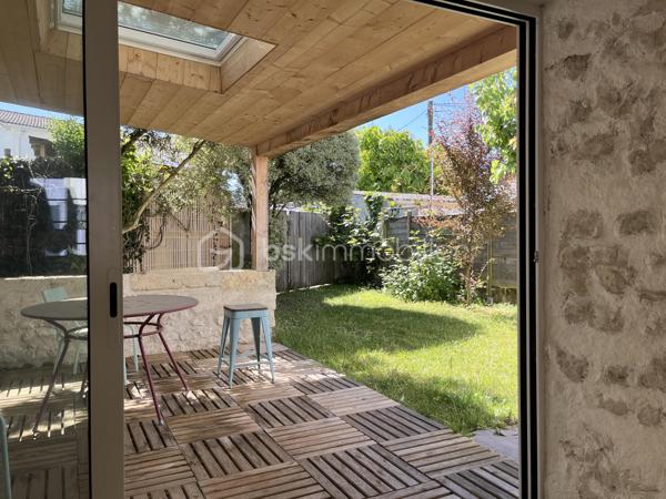 SAINT GEORGES DE DIDONNE  -  ville balnéaire 
Maison à 15 minutes à pied de la plage et des commerces.

Maison offrant une habitation principale de 110 m2 environ, et un studio attenant de 46 m2 environ.
Les deux parties peuvent être réunies pour ne former qu’une seule grande habitation.
Le studio peut également permettre du locatif, accueillir des amis, ou encore exercer une activité professionnelle chez soi.


HABITATION PRINCIPALE :
Rez-de-chaussée avec un grand salon/séjour de 47 m2 ouvrant sur terrasse, une cuisine ouverte, une chambre avec salle d’eau et WC.
Étage offrant une salle de bain, et deux belles chambres de 15 m2 chacune avec parquet massif, dont une avec terrasse.

STUDIO INDÉPENDANT :
salon/séjour ouvrant sur un patio, cuisine ouverte, salle d’eau, WC, une chambre, et une petite pièce pouvant servir de dressing.

EXTÉRIEURS :
Sur le devant, un portail et une place de stationnement sur la parcelle.
Sur l’arrière, un petit jardin arboré, avec un deuxième portail d’accès.


ÉLÉMENTS DE CONFORT :

- Poêle à granulés
- radiateurs électriques à inertie 
- fenêtres oscillo-battantes double vitrage
- 2 terrasses ombragées, un patio intérieur, et une terrasse à l’étage, en plus du jardin.
.