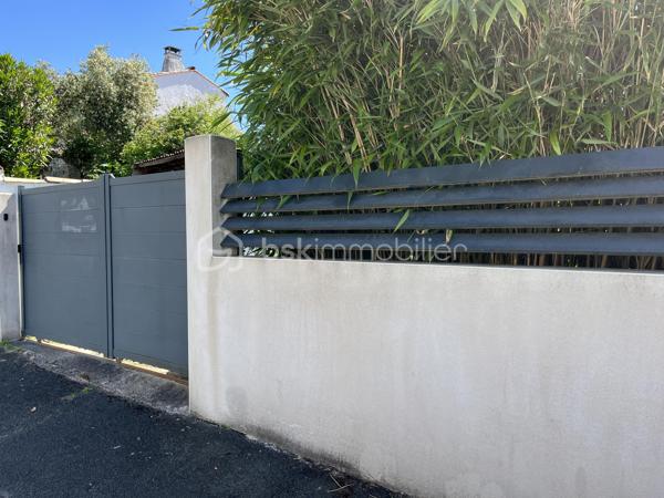 SAINT GEORGES DE DIDONNE  -  ville balnéaire 
Maison à 15 minutes à pied de la plage et des commerces.

Maison offrant une habitation principale de 110 m2 environ, et un studio attenant de 46 m2 environ.
Les deux parties peuvent être réunies pour ne former qu’une seule grande habitation.
Le studio peut également permettre du locatif, accueillir des amis, ou encore exercer une activité professionnelle chez soi.


HABITATION PRINCIPALE :
Rez-de-chaussée avec un grand salon/séjour de 47 m2 ouvrant sur terrasse, une cuisine ouverte, une chambre avec salle d’eau et WC.
Étage offrant une salle de bain, et deux belles chambres de 15 m2 chacune avec parquet massif, dont une avec terrasse.

STUDIO INDÉPENDANT :
salon/séjour ouvrant sur un patio, cuisine ouverte, salle d’eau, WC, une chambre, et une petite pièce pouvant servir de dressing.

EXTÉRIEURS :
Sur le devant, un portail et une place de stationnement sur la parcelle.
Sur l’arrière, un petit jardin arboré, avec un deuxième portail d’accès.


ÉLÉMENTS DE CONFORT :

- Poêle à granulés
- radiateurs électriques à inertie 
- fenêtres oscillo-battantes double vitrage
- 2 terrasses ombragées, un patio intérieur, et une terrasse à l’étage, en plus du jardin.
.
