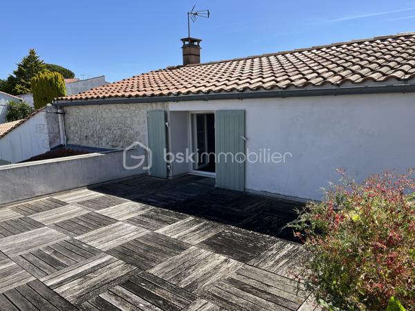 SAINT GEORGES DE DIDONNE  -  ville balnéaire 
Maison à 15 minutes à pied de la plage et des commerces.

Maison offrant une habitation principale de 110 m2 environ, et un studio attenant de 46 m2 environ.
Les deux parties peuvent être réunies pour ne former qu’une seule grande habitation.
Le studio peut également permettre du locatif, accueillir des amis, ou encore exercer une activité professionnelle chez soi.


HABITATION PRINCIPALE :
Rez-de-chaussée avec un grand salon/séjour de 47 m2 ouvrant sur terrasse, une cuisine ouverte, une chambre avec salle d’eau et WC.
Étage offrant une salle de bain, et deux belles chambres de 15 m2 chacune avec parquet massif, dont une avec terrasse.

STUDIO INDÉPENDANT :
salon/séjour ouvrant sur un patio, cuisine ouverte, salle d’eau, WC, une chambre, et une petite pièce pouvant servir de dressing.

EXTÉRIEURS :
Sur le devant, un portail et une place de stationnement sur la parcelle.
Sur l’arrière, un petit jardin arboré, avec un deuxième portail d’accès.


ÉLÉMENTS DE CONFORT :

- Poêle à granulés
- radiateurs électriques à inertie 
- fenêtres oscillo-battantes double vitrage
- 2 terrasses ombragées, un patio intérieur, et une terrasse à l’étage, en plus du jardin.
.