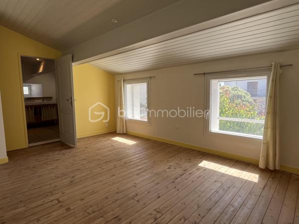 SAINT GEORGES DE DIDONNE  -  ville balnéaire 
Maison à 15 minutes à pied de la plage et des commerces.

Maison offrant une habitation principale de 110 m2 environ, et un studio attenant de 46 m2 environ.
Les deux parties peuvent être réunies pour ne former qu’une seule grande habitation.
Le studio peut également permettre du locatif, accueillir des amis, ou encore exercer une activité professionnelle chez soi.


HABITATION PRINCIPALE :
Rez-de-chaussée avec un grand salon/séjour de 47 m2 ouvrant sur terrasse, une cuisine ouverte, une chambre avec salle d’eau et WC.
Étage offrant une salle de bain, et deux belles chambres de 15 m2 chacune avec parquet massif, dont une avec terrasse.

STUDIO INDÉPENDANT :
salon/séjour ouvrant sur un patio, cuisine ouverte, salle d’eau, WC, une chambre, et une petite pièce pouvant servir de dressing.

EXTÉRIEURS :
Sur le devant, un portail et une place de stationnement sur la parcelle.
Sur l’arrière, un petit jardin arboré, avec un deuxième portail d’accès.


ÉLÉMENTS DE CONFORT :

- Poêle à granulés
- radiateurs électriques à inertie 
- fenêtres oscillo-battantes double vitrage
- 2 terrasses ombragées, un patio intérieur, et une terrasse à l’étage, en plus du jardin.
.