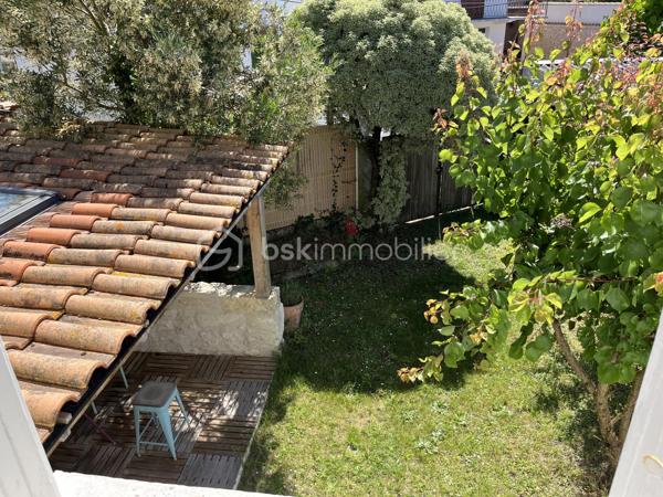 SAINT GEORGES DE DIDONNE  -  ville balnéaire 
Maison à 15 minutes à pied de la plage et des commerces.

Maison offrant une habitation principale de 110 m2 environ, et un studio attenant de 46 m2 environ.
Les deux parties peuvent être réunies pour ne former qu’une seule grande habitation.
Le studio peut également permettre du locatif, accueillir des amis, ou encore exercer une activité professionnelle chez soi.


HABITATION PRINCIPALE :
Rez-de-chaussée avec un grand salon/séjour de 47 m2 ouvrant sur terrasse, une cuisine ouverte, une chambre avec salle d’eau et WC.
Étage offrant une salle de bain, et deux belles chambres de 15 m2 chacune avec parquet massif, dont une avec terrasse.

STUDIO INDÉPENDANT :
salon/séjour ouvrant sur un patio, cuisine ouverte, salle d’eau, WC, une chambre, et une petite pièce pouvant servir de dressing.

EXTÉRIEURS :
Sur le devant, un portail et une place de stationnement sur la parcelle.
Sur l’arrière, un petit jardin arboré, avec un deuxième portail d’accès.


ÉLÉMENTS DE CONFORT :

- Poêle à granulés
- radiateurs électriques à inertie 
- fenêtres oscillo-battantes double vitrage
- 2 terrasses ombragées, un patio intérieur, et une terrasse à l’étage, en plus du jardin.
.