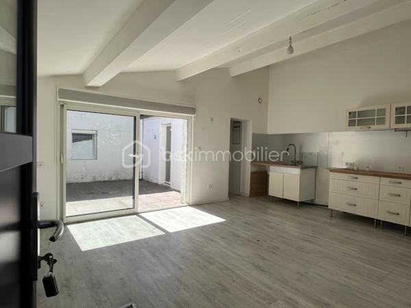 SAINT GEORGES DE DIDONNE  -  ville balnéaire 
Maison à 15 minutes à pied de la plage et des commerces.

Maison offrant une habitation principale de 110 m2 environ, et un studio attenant de 46 m2 environ.
Les deux parties peuvent être réunies pour ne former qu’une seule grande habitation.
Le studio peut également permettre du locatif, accueillir des amis, ou encore exercer une activité professionnelle chez soi.


HABITATION PRINCIPALE :
Rez-de-chaussée avec un grand salon/séjour de 47 m2 ouvrant sur terrasse, une cuisine ouverte, une chambre avec salle d’eau et WC.
Étage offrant une salle de bain, et deux belles chambres de 15 m2 chacune avec parquet massif, dont une avec terrasse.

STUDIO INDÉPENDANT :
salon/séjour ouvrant sur un patio, cuisine ouverte, salle d’eau, WC, une chambre, et une petite pièce pouvant servir de dressing.

EXTÉRIEURS :
Sur le devant, un portail et une place de stationnement sur la parcelle.
Sur l’arrière, un petit jardin arboré, avec un deuxième portail d’accès.


ÉLÉMENTS DE CONFORT :

- Poêle à granulés
- radiateurs électriques à inertie 
- fenêtres oscillo-battantes double vitrage
- 2 terrasses ombragées, un patio intérieur, et une terrasse à l’étage, en plus du jardin.
.