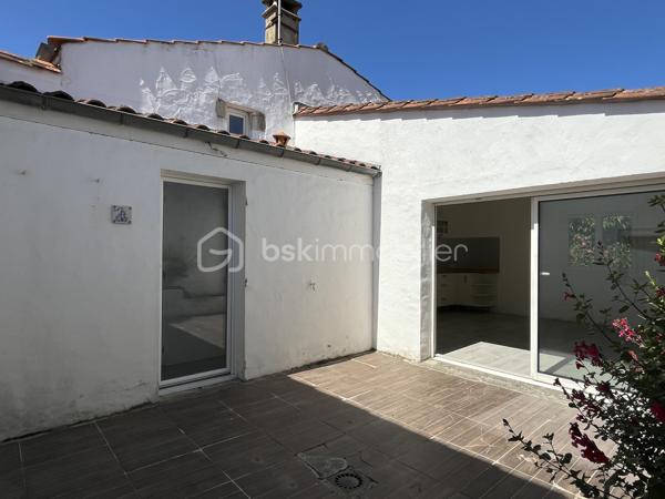 SAINT GEORGES DE DIDONNE  -  ville balnéaire 
Maison à 15 minutes à pied de la plage et des commerces.

Maison offrant une habitation principale de 110 m2 environ, et un studio attenant de 46 m2 environ.
Les deux parties peuvent être réunies pour ne former qu’une seule grande habitation.
Le studio peut également permettre du locatif, accueillir des amis, ou encore exercer une activité professionnelle chez soi.


HABITATION PRINCIPALE :
Rez-de-chaussée avec un grand salon/séjour de 47 m2 ouvrant sur terrasse, une cuisine ouverte, une chambre avec salle d’eau et WC.
Étage offrant une salle de bain, et deux belles chambres de 15 m2 chacune avec parquet massif, dont une avec terrasse.

STUDIO INDÉPENDANT :
salon/séjour ouvrant sur un patio, cuisine ouverte, salle d’eau, WC, une chambre, et une petite pièce pouvant servir de dressing.

EXTÉRIEURS :
Sur le devant, un portail et une place de stationnement sur la parcelle.
Sur l’arrière, un petit jardin arboré, avec un deuxième portail d’accès.


ÉLÉMENTS DE CONFORT :

- Poêle à granulés
- radiateurs électriques à inertie 
- fenêtres oscillo-battantes double vitrage
- 2 terrasses ombragées, un patio intérieur, et une terrasse à l’étage, en plus du jardin.
.