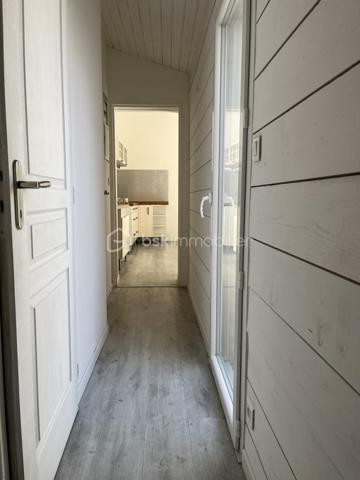 SAINT GEORGES DE DIDONNE  -  ville balnéaire 
Maison à 15 minutes à pied de la plage et des commerces.

Maison offrant une habitation principale de 110 m2 environ, et un studio attenant de 46 m2 environ.
Les deux parties peuvent être réunies pour ne former qu’une seule grande habitation.
Le studio peut également permettre du locatif, accueillir des amis, ou encore exercer une activité professionnelle chez soi.


HABITATION PRINCIPALE :
Rez-de-chaussée avec un grand salon/séjour de 47 m2 ouvrant sur terrasse, une cuisine ouverte, une chambre avec salle d’eau et WC.
Étage offrant une salle de bain, et deux belles chambres de 15 m2 chacune avec parquet massif, dont une avec terrasse.

STUDIO INDÉPENDANT :
salon/séjour ouvrant sur un patio, cuisine ouverte, salle d’eau, WC, une chambre, et une petite pièce pouvant servir de dressing.

EXTÉRIEURS :
Sur le devant, un portail et une place de stationnement sur la parcelle.
Sur l’arrière, un petit jardin arboré, avec un deuxième portail d’accès.


ÉLÉMENTS DE CONFORT :

- Poêle à granulés
- radiateurs électriques à inertie 
- fenêtres oscillo-battantes double vitrage
- 2 terrasses ombragées, un patio intérieur, et une terrasse à l’étage, en plus du jardin.
.