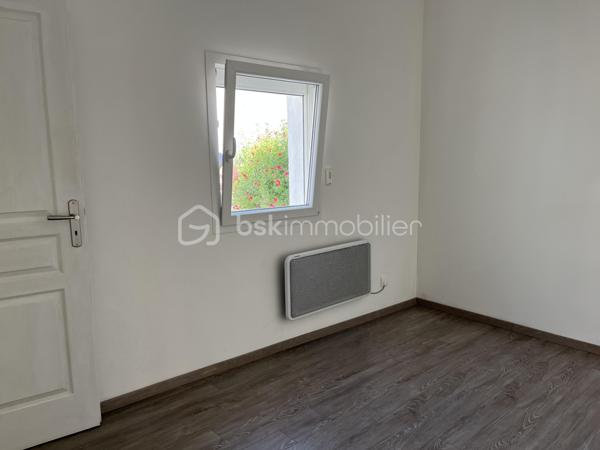 SAINT GEORGES DE DIDONNE  -  ville balnéaire 
Maison à 15 minutes à pied de la plage et des commerces.

Maison offrant une habitation principale de 110 m2 environ, et un studio attenant de 46 m2 environ.
Les deux parties peuvent être réunies pour ne former qu’une seule grande habitation.
Le studio peut également permettre du locatif, accueillir des amis, ou encore exercer une activité professionnelle chez soi.


HABITATION PRINCIPALE :
Rez-de-chaussée avec un grand salon/séjour de 47 m2 ouvrant sur terrasse, une cuisine ouverte, une chambre avec salle d’eau et WC.
Étage offrant une salle de bain, et deux belles chambres de 15 m2 chacune avec parquet massif, dont une avec terrasse.

STUDIO INDÉPENDANT :
salon/séjour ouvrant sur un patio, cuisine ouverte, salle d’eau, WC, une chambre, et une petite pièce pouvant servir de dressing.

EXTÉRIEURS :
Sur le devant, un portail et une place de stationnement sur la parcelle.
Sur l’arrière, un petit jardin arboré, avec un deuxième portail d’accès.


ÉLÉMENTS DE CONFORT :

- Poêle à granulés
- radiateurs électriques à inertie 
- fenêtres oscillo-battantes double vitrage
- 2 terrasses ombragées, un patio intérieur, et une terrasse à l’étage, en plus du jardin.
.