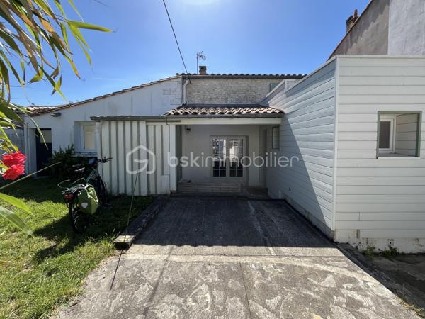 SAINT GEORGES DE DIDONNE  -  ville balnéaire 
Maison à 15 minutes à pied de la plage et des commerces.

Maison offrant une habitation principale de 110 m2 environ, et un studio attenant de 46 m2 environ.
Les deux parties peuvent être réunies pour ne former qu’une seule grande habitation.
Le studio peut également permettre du locatif, accueillir des amis, ou encore exercer une activité professionnelle chez soi.


HABITATION PRINCIPALE :
Rez-de-chaussée avec un grand salon/séjour de 47 m2 ouvrant sur terrasse, une cuisine ouverte, une chambre avec salle d’eau et WC.
Étage offrant une salle de bain, et deux belles chambres de 15 m2 chacune avec parquet massif, dont une avec terrasse.

STUDIO INDÉPENDANT :
salon/séjour ouvrant sur un patio, cuisine ouverte, salle d’eau, WC, une chambre, et une petite pièce pouvant servir de dressing.

EXTÉRIEURS :
Sur le devant, un portail et une place de stationnement sur la parcelle.
Sur l’arrière, un petit jardin arboré, avec un deuxième portail d’accès.


ÉLÉMENTS DE CONFORT :

- Poêle à granulés
- radiateurs électriques à inertie 
- fenêtres oscillo-battantes double vitrage
- 2 terrasses ombragées, un patio intérieur, et une terrasse à l’étage, en plus du jardin.
.