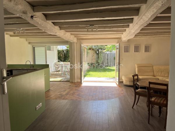 SAINT GEORGES DE DIDONNE  -  ville balnéaire 
Maison à 15 minutes à pied de la plage et des commerces.

Maison offrant une habitation principale de 110 m2 environ, et un studio attenant de 46 m2 environ.
Les deux parties peuvent être réunies pour ne former qu’une seule grande habitation.
Le studio peut également permettre du locatif, accueillir des amis, ou encore exercer une activité professionnelle chez soi.


HABITATION PRINCIPALE :
Rez-de-chaussée avec un grand salon/séjour de 47 m2 ouvrant sur terrasse, une cuisine ouverte, une chambre avec salle d’eau et WC.
Étage offrant une salle de bain, et deux belles chambres de 15 m2 chacune avec parquet massif, dont une avec terrasse.

STUDIO INDÉPENDANT :
salon/séjour ouvrant sur un patio, cuisine ouverte, salle d’eau, WC, une chambre, et une petite pièce pouvant servir de dressing.

EXTÉRIEURS :
Sur le devant, un portail et une place de stationnement sur la parcelle.
Sur l’arrière, un petit jardin arboré, avec un deuxième portail d’accès.


ÉLÉMENTS DE CONFORT :

- Poêle à granulés
- radiateurs électriques à inertie 
- fenêtres oscillo-battantes double vitrage
- 2 terrasses ombragées, un patio intérieur, et une terrasse à l’étage, en plus du jardin.
.