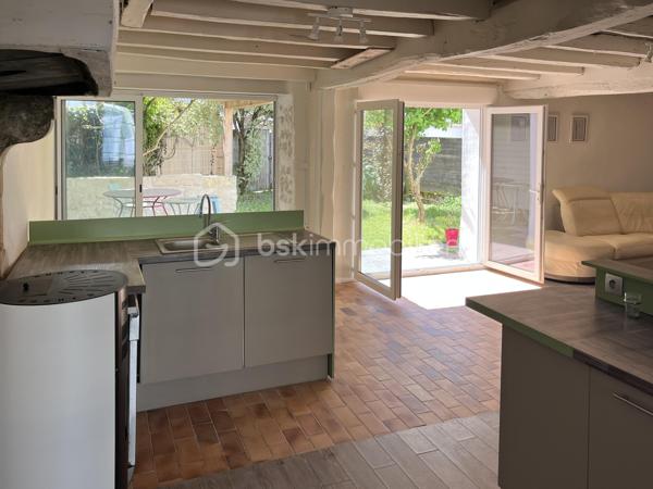 SAINT GEORGES DE DIDONNE  -  ville balnéaire 
Maison à 15 minutes à pied de la plage et des commerces.

Maison offrant une habitation principale de 110 m2 environ, et un studio attenant de 46 m2 environ.
Les deux parties peuvent être réunies pour ne former qu’une seule grande habitation.
Le studio peut également permettre du locatif, accueillir des amis, ou encore exercer une activité professionnelle chez soi.


HABITATION PRINCIPALE :
Rez-de-chaussée avec un grand salon/séjour de 47 m2 ouvrant sur terrasse, une cuisine ouverte, une chambre avec salle d’eau et WC.
Étage offrant une salle de bain, et deux belles chambres de 15 m2 chacune avec parquet massif, dont une avec terrasse.

STUDIO INDÉPENDANT :
salon/séjour ouvrant sur un patio, cuisine ouverte, salle d’eau, WC, une chambre, et une petite pièce pouvant servir de dressing.

EXTÉRIEURS :
Sur le devant, un portail et une place de stationnement sur la parcelle.
Sur l’arrière, un petit jardin arboré, avec un deuxième portail d’accès.


ÉLÉMENTS DE CONFORT :

- Poêle à granulés
- radiateurs électriques à inertie 
- fenêtres oscillo-battantes double vitrage
- 2 terrasses ombragées, un patio intérieur, et une terrasse à l’étage, en plus du jardin.
.