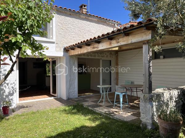 SAINT GEORGES DE DIDONNE  -  ville balnéaire 
Maison à 15 minutes à pied de la plage et des commerces.

Maison offrant une habitation principale de 110 m2 environ, et un studio attenant de 46 m2 environ.
Les deux parties peuvent être réunies pour ne former qu’une seule grande habitation.
Le studio peut également permettre du locatif, accueillir des amis, ou encore exercer une activité professionnelle chez soi.


HABITATION PRINCIPALE :
Rez-de-chaussée avec un grand salon/séjour de 47 m2 ouvrant sur terrasse, une cuisine ouverte, une chambre avec salle d’eau et WC.
Étage offrant une salle de bain, et deux belles chambres de 15 m2 chacune avec parquet massif, dont une avec terrasse.

STUDIO INDÉPENDANT :
salon/séjour ouvrant sur un patio, cuisine ouverte, salle d’eau, WC, une chambre, et une petite pièce pouvant servir de dressing.

EXTÉRIEURS :
Sur le devant, un portail et une place de stationnement sur la parcelle.
Sur l’arrière, un petit jardin arboré, avec un deuxième portail d’accès.


ÉLÉMENTS DE CONFORT :

- Poêle à granulés
- radiateurs électriques à inertie 
- fenêtres oscillo-battantes double vitrage
- 2 terrasses ombragées, un patio intérieur, et une terrasse à l’étage, en plus du jardin.
.