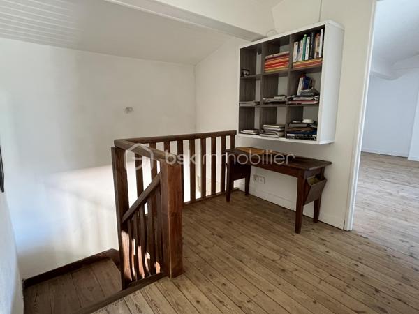 SAINT GEORGES DE DIDONNE  -  ville balnéaire 
Maison à 15 minutes à pied de la plage et des commerces.

Maison offrant une habitation principale de 110 m2 environ, et un studio attenant de 46 m2 environ.
Les deux parties peuvent être réunies pour ne former qu’une seule grande habitation.
Le studio peut également permettre du locatif, accueillir des amis, ou encore exercer une activité professionnelle chez soi.


HABITATION PRINCIPALE :
Rez-de-chaussée avec un grand salon/séjour de 47 m2 ouvrant sur terrasse, une cuisine ouverte, une chambre avec salle d’eau et WC.
Étage offrant une salle de bain, et deux belles chambres de 15 m2 chacune avec parquet massif, dont une avec terrasse.

STUDIO INDÉPENDANT :
salon/séjour ouvrant sur un patio, cuisine ouverte, salle d’eau, WC, une chambre, et une petite pièce pouvant servir de dressing.

EXTÉRIEURS :
Sur le devant, un portail et une place de stationnement sur la parcelle.
Sur l’arrière, un petit jardin arboré, avec un deuxième portail d’accès.


ÉLÉMENTS DE CONFORT :

- Poêle à granulés
- radiateurs électriques à inertie 
- fenêtres oscillo-battantes double vitrage
- 2 terrasses ombragées, un patio intérieur, et une terrasse à l’étage, en plus du jardin.
.