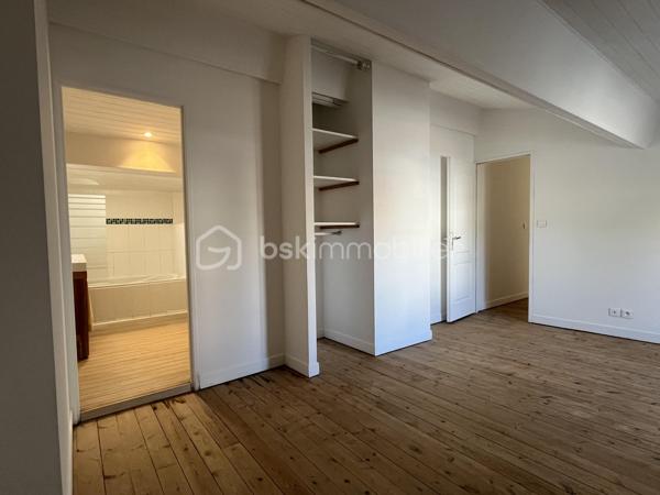 SAINT GEORGES DE DIDONNE  -  ville balnéaire 
Maison à 15 minutes à pied de la plage et des commerces.

Maison offrant une habitation principale de 110 m2 environ, et un studio attenant de 46 m2 environ.
Les deux parties peuvent être réunies pour ne former qu’une seule grande habitation.
Le studio peut également permettre du locatif, accueillir des amis, ou encore exercer une activité professionnelle chez soi.


HABITATION PRINCIPALE :
Rez-de-chaussée avec un grand salon/séjour de 47 m2 ouvrant sur terrasse, une cuisine ouverte, une chambre avec salle d’eau et WC.
Étage offrant une salle de bain, et deux belles chambres de 15 m2 chacune avec parquet massif, dont une avec terrasse.

STUDIO INDÉPENDANT :
salon/séjour ouvrant sur un patio, cuisine ouverte, salle d’eau, WC, une chambre, et une petite pièce pouvant servir de dressing.

EXTÉRIEURS :
Sur le devant, un portail et une place de stationnement sur la parcelle.
Sur l’arrière, un petit jardin arboré, avec un deuxième portail d’accès.


ÉLÉMENTS DE CONFORT :

- Poêle à granulés
- radiateurs électriques à inertie 
- fenêtres oscillo-battantes double vitrage
- 2 terrasses ombragées, un patio intérieur, et une terrasse à l’étage, en plus du jardin.
.