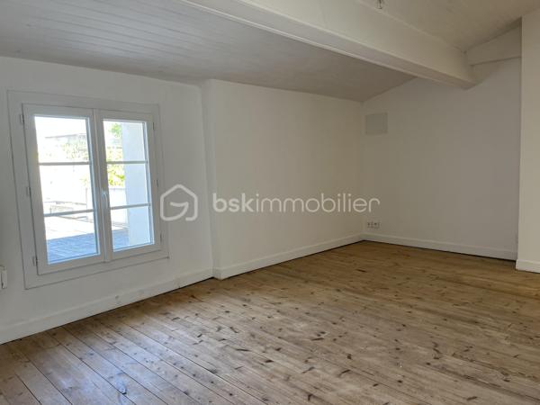 SAINT GEORGES DE DIDONNE  -  ville balnéaire 
Maison à 15 minutes à pied de la plage et des commerces.

Maison offrant une habitation principale de 110 m2 environ, et un studio attenant de 46 m2 environ.
Les deux parties peuvent être réunies pour ne former qu’une seule grande habitation.
Le studio peut également permettre du locatif, accueillir des amis, ou encore exercer une activité professionnelle chez soi.


HABITATION PRINCIPALE :
Rez-de-chaussée avec un grand salon/séjour de 47 m2 ouvrant sur terrasse, une cuisine ouverte, une chambre avec salle d’eau et WC.
Étage offrant une salle de bain, et deux belles chambres de 15 m2 chacune avec parquet massif, dont une avec terrasse.

STUDIO INDÉPENDANT :
salon/séjour ouvrant sur un patio, cuisine ouverte, salle d’eau, WC, une chambre, et une petite pièce pouvant servir de dressing.

EXTÉRIEURS :
Sur le devant, un portail et une place de stationnement sur la parcelle.
Sur l’arrière, un petit jardin arboré, avec un deuxième portail d’accès.


ÉLÉMENTS DE CONFORT :

- Poêle à granulés
- radiateurs électriques à inertie 
- fenêtres oscillo-battantes double vitrage
- 2 terrasses ombragées, un patio intérieur, et une terrasse à l’étage, en plus du jardin.
.