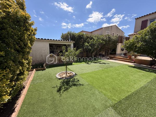 Aigues-Mortes, quartier les Boudres, à quelques enjambées des remparts....
Je vous invite à découvrir cette lumineuse villa de 100 m2 environ, avec ses 3 chambres, son joli jardin et son garage.
Située dans un quartier prisé de notre jolie cité médiévale, elle se compose d'une entrée, d'une grande cuisine équipée et aménagée ouverte sur un salon, salle à manger, un WC et un garage avec coin buanderie.
 Une autre place de stationnement couverte par un carport, est à votre disposition.
L'étage dessert 3 belles chambres avec dressing, une salle d'eau et bains avec fenêtre et un 2nd WC.
Les extérieurs ? une belle terrasse pour déjeuner en famille, un joli jardin arboré (piscinable) et un coin détente à l'ombre du palmier pour refaire le monde en famille ou entre amis...
Double vitrage, climatisation et chauffage électrique, forage etc .... sont autant d'atouts qui sauront vous séduire.
Alors, on visite ?